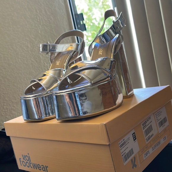 Chidori Metallic Platform Heels - Picture 2 of 7